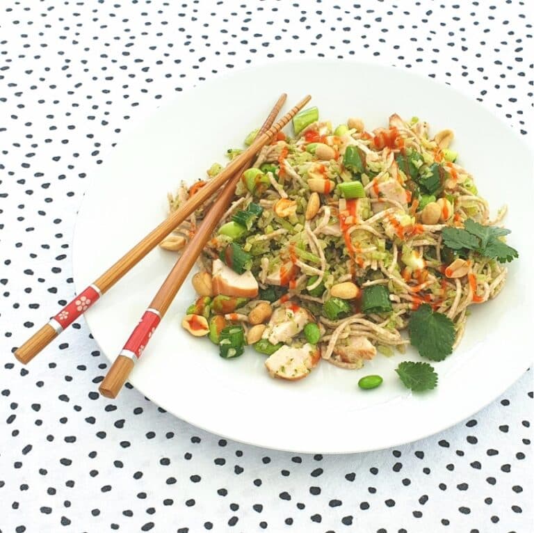 Noedelsalade met gerookte kip en broccolirijst