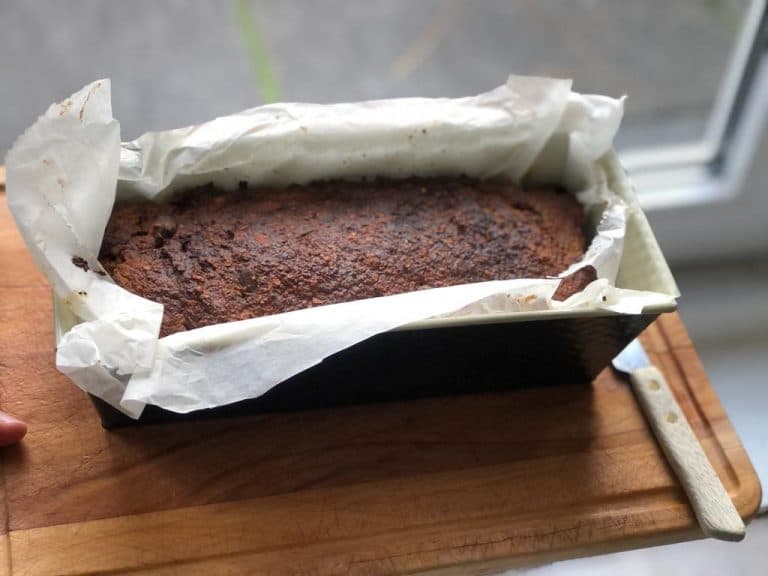 Gezond bananenbrood met noten en pure chocolade