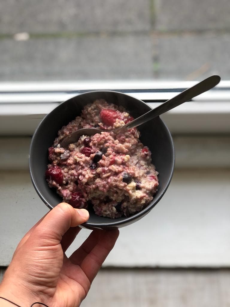 Havermoutpap met rood fruit en noten