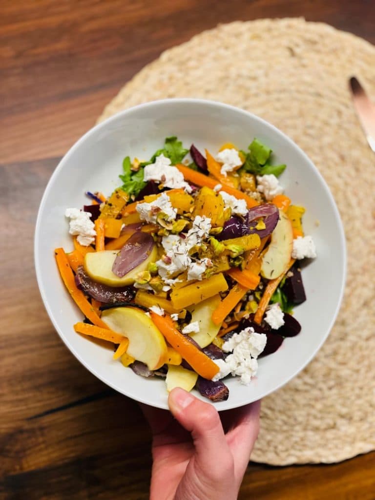 Herfstsalade met oranje groenten en warme appel