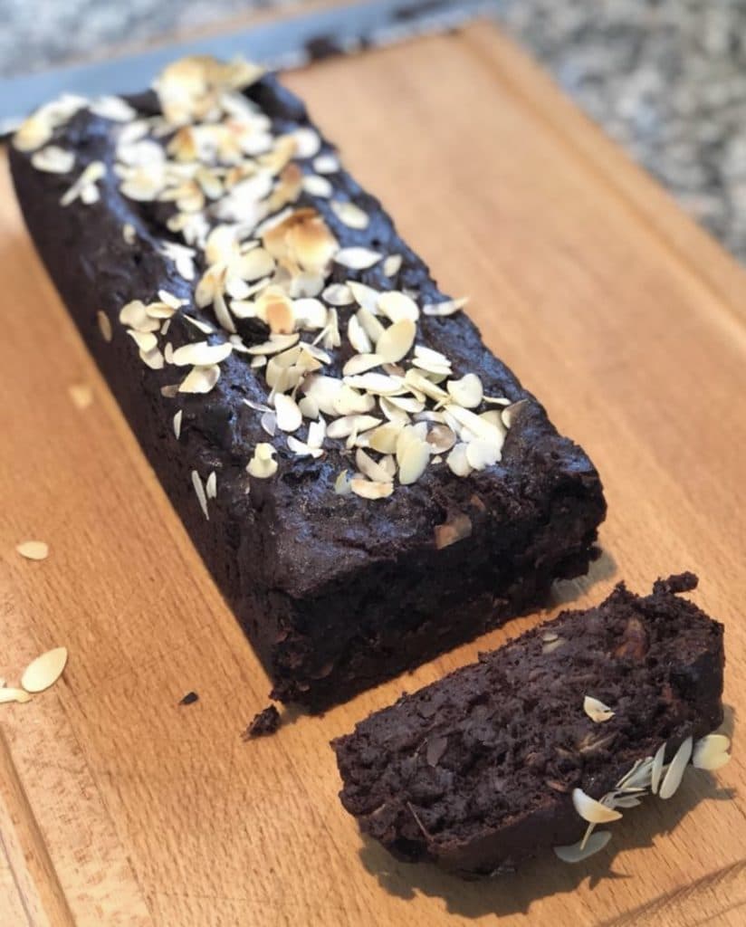 Gezonde chocoladecake met noten en amandelschaafsel
