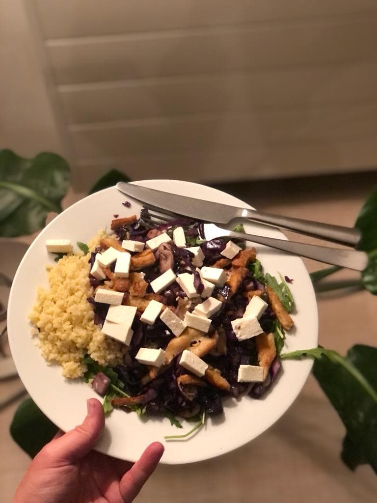 Rode kool salade met vegetarische kipstuckjes en bulgur