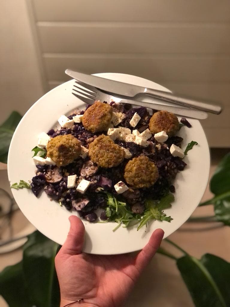 Rode kool met falafel, feta en volkorenpitabroodje