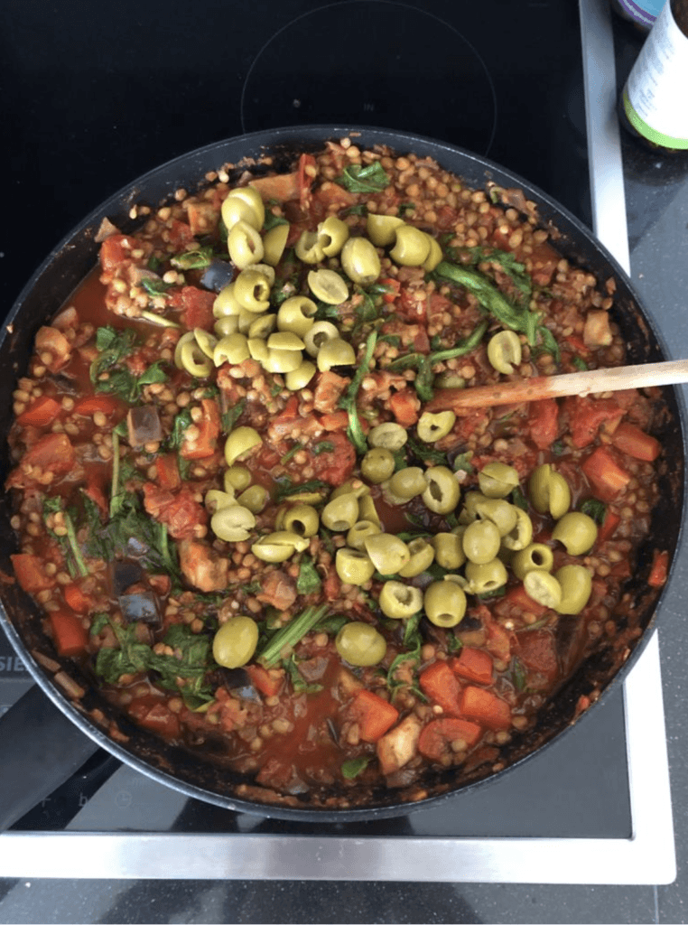 Gezonde linzenstoof met aubergine en spinazie