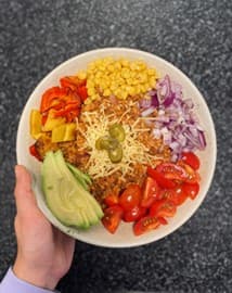 Mexicaanse bowl met tomatenrijst en vegetarisch gehakt