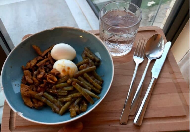 Indische maaltijd met sperziebonen en vegetarische wokreepjes