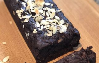 Gezonde chocoladecake met noten en amandelschaafsel